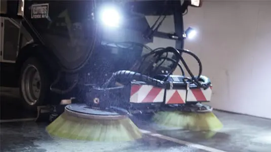 Garagestädningen blir effektiv med maskinsopning