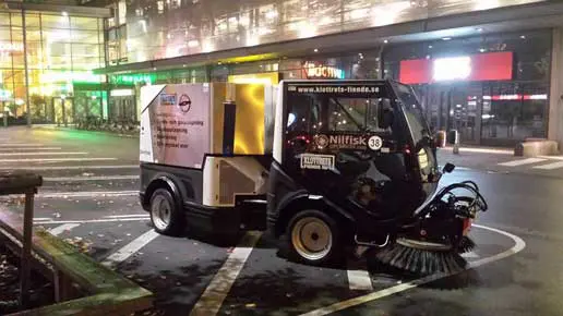 Garagestädning och gatusopningen går snabbare med maskin