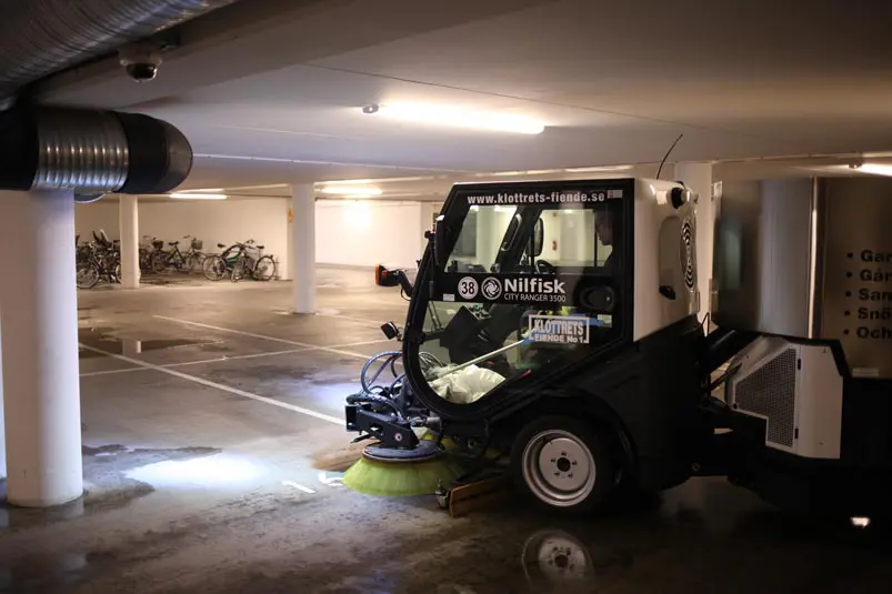 Nilfisk fordon för garagestädning