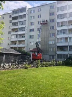 Fasadtvätt vill man göra regelbundet för en bättre ekonomi. Med fördel med miljövänliga medel Fasadtvätt som utförs på bostadsrätt