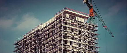 Byggnadsställningar behöver rengöras då och då Hus med byggnadsställningar under renovering