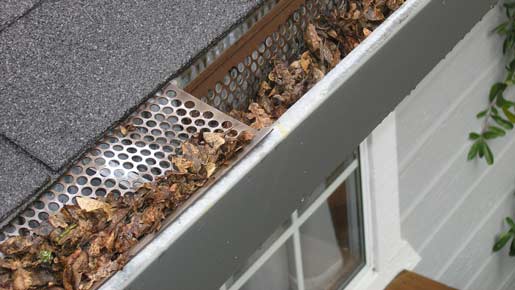 Så här rensar du dina hängrännor och stuprör