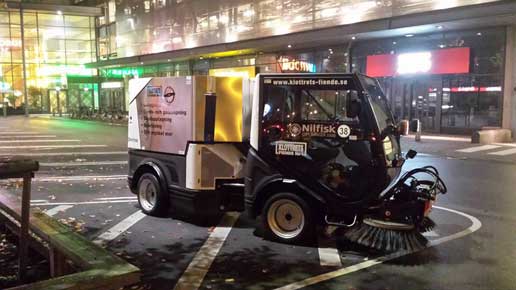 Garagestädning och gatusopningen går snabbare med maskin