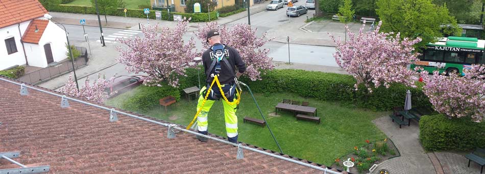 Fastighetsvård i form av taktvätt på en hög höjd i malmö