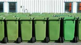 Massor av sopkärl som står på rad
